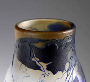 MANIFATTURA FRANCESE : Vaso in vetro doppio, con decori vegetali, nei toni del blu su fondo bianco  - Asta Asta 376 | VETRI DI MURANO E DEL XX SECOLO E CERAMICHE - VETRI DI MURANO E FRANCESI, CERAMICHE Virtuale - Associazione Nazionale - Case d'Asta italiane