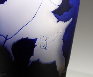 MANIFATTURA FRANCESE : Vaso in vetro doppio, con decori vegetali, nei toni del blu su fondo bianco  - Asta Asta 376 | VETRI DI MURANO E DEL XX SECOLO E CERAMICHE - VETRI DI MURANO E FRANCESI, CERAMICHE Virtuale - Associazione Nazionale - Case d'Asta italiane