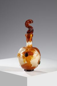 MANIFATTURA FRANCESE DEGLI INIZI DEL XX SECOLO - Ampolla in vetro con decoro floreale nei toni dell'arancio e del rosso su fondo bianco