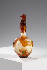 MANIFATTURA FRANCESE DEGLI INIZI DEL XX SECOLO : Ampolla in vetro con decoro floreale nei toni dell'arancio e del rosso su fondo bianco  - Asta Asta 376 | VETRI DI MURANO E DEL XX SECOLO E CERAMICHE - VETRI DI MURANO E FRANCESI, CERAMICHE Virtuale - Associazione Nazionale - Case d'Asta italiane