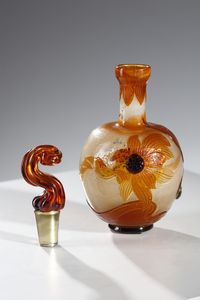 MANIFATTURA FRANCESE DEGLI INIZI DEL XX SECOLO : Ampolla in vetro con decoro floreale nei toni dell'arancio e del rosso su fondo bianco  - Asta Asta 376 | VETRI DI MURANO E DEL XX SECOLO E CERAMICHE - VETRI DI MURANO E FRANCESI, CERAMICHE Virtuale - Associazione Nazionale - Case d'Asta italiane