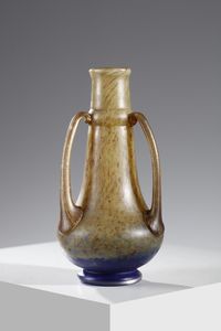 DAUM : Vaso triansato in vetro marmorizzato nei toni del giallo, marrone e blu  - Asta Asta 376 | VETRI DI MURANO E DEL XX SECOLO E CERAMICHE - VETRI DI MURANO E FRANCESI, CERAMICHE Virtuale - Associazione Nazionale - Case d'Asta italiane