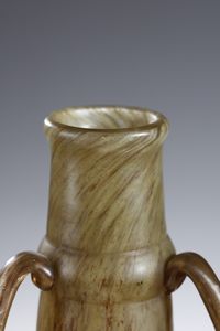 DAUM : Vaso triansato in vetro marmorizzato nei toni del giallo, marrone e blu  - Asta Asta 376 | VETRI DI MURANO E DEL XX SECOLO E CERAMICHE - VETRI DI MURANO E FRANCESI, CERAMICHE Virtuale - Associazione Nazionale - Case d'Asta italiane