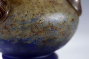 DAUM : Vaso triansato in vetro marmorizzato nei toni del giallo, marrone e blu  - Asta Asta 376 | VETRI DI MURANO E DEL XX SECOLO E CERAMICHE - VETRI DI MURANO E FRANCESI, CERAMICHE Virtuale - Associazione Nazionale - Case d'Asta italiane