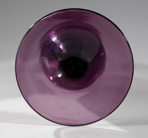 MANIFATTURA ITALIANA : Vaso in vetro ametista  - Asta Asta 376 | VETRI DI MURANO E DEL XX SECOLO E CERAMICHE - VETRI DI MURANO E FRANCESI, CERAMICHE Virtuale - Associazione Nazionale - Case d'Asta italiane