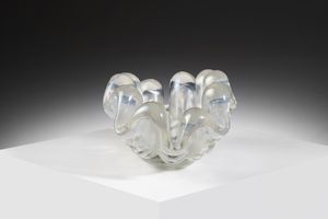 BAROVIER ERCOLE (1889 - 1974) : Centrotavola in vetro trasparente a grosse costolature. Superficie iridata  - Asta Asta 376 | VETRI DI MURANO E DEL XX SECOLO E CERAMICHE - VETRI DI MURANO E FRANCESI, CERAMICHE Virtuale - Associazione Nazionale - Case d'Asta italiane