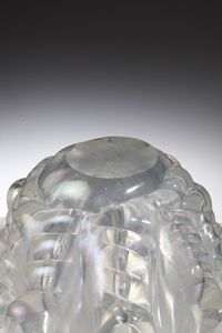 BAROVIER ERCOLE (1889 - 1974) : Centrotavola in vetro trasparente a grosse costolature. Superficie iridata  - Asta Asta 376 | VETRI DI MURANO E DEL XX SECOLO E CERAMICHE - VETRI DI MURANO E FRANCESI, CERAMICHE Virtuale - Associazione Nazionale - Case d'Asta italiane