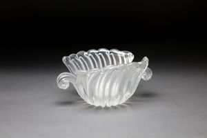 BAROVIER ERCOLE (1889 - 1974) - Centrotavola in vetro trasparente lavorato a grosse costolature. Superficie iridata