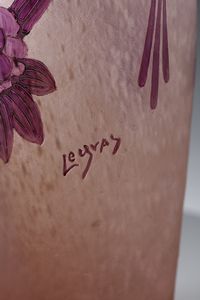 LEGRAS : Vaso in vetro doppio nei toni del rosa con decoro di fiori viola  - Asta Asta 376 | VETRI DI MURANO E DEL XX SECOLO E CERAMICHE - VETRI DI MURANO E FRANCESI, CERAMICHE Virtuale - Associazione Nazionale - Case d'Asta italiane
