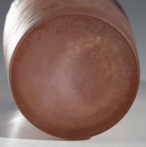 LEGRAS : Vaso in vetro doppio nei toni del rosa con decoro di fiori viola  - Asta Asta 376 | VETRI DI MURANO E DEL XX SECOLO E CERAMICHE - VETRI DI MURANO E FRANCESI, CERAMICHE Virtuale - Associazione Nazionale - Case d'Asta italiane