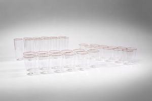 VENINI - attribuito.Trentatre bicchieri in vetro trasparente a sezione ottagonale. Bocca rifinita da filamento rosso