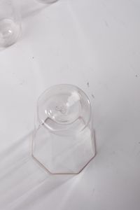 VENINI : attribuito.Trentatre bicchieri in vetro trasparente a sezione ottagonale. Bocca rifinita da filamento rosso  - Asta Asta 376 | VETRI DI MURANO E DEL XX SECOLO E CERAMICHE - VETRI DI MURANO E FRANCESI, CERAMICHE Virtuale - Associazione Nazionale - Case d'Asta italiane