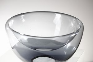 VISTOSI GINO (1925 - 1980) : Vaso/coppa della serie Bola in vetro trasparente azzurrino per  Vetreria Vistosi  - Asta Asta 376 | VETRI DI MURANO E DEL XX SECOLO E CERAMICHE - VETRI DI MURANO E FRANCESI, CERAMICHE Virtuale - Associazione Nazionale - Case d'Asta italiane