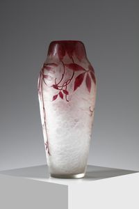 LEGRAS : Vaso della serie Ruby in vetro smaltato, decori vegetali violi su fondo bianco  - Asta Asta 376 | VETRI DI MURANO E DEL XX SECOLO E CERAMICHE - VETRI DI MURANO E FRANCESI, CERAMICHE Virtuale - Associazione Nazionale - Case d'Asta italiane