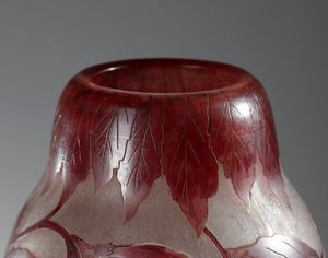 LEGRAS : Vaso della serie Ruby in vetro smaltato, decori vegetali violi su fondo bianco  - Asta Asta 376 | VETRI DI MURANO E DEL XX SECOLO E CERAMICHE - VETRI DI MURANO E FRANCESI, CERAMICHE Virtuale - Associazione Nazionale - Case d'Asta italiane