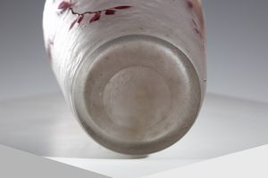 LEGRAS : Vaso della serie Ruby in vetro smaltato, decori vegetali violi su fondo bianco  - Asta Asta 376 | VETRI DI MURANO E DEL XX SECOLO E CERAMICHE - VETRI DI MURANO E FRANCESI, CERAMICHE Virtuale - Associazione Nazionale - Case d'Asta italiane