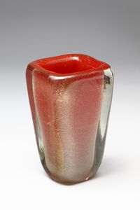 POLI FLAVIO (1900 - 1984) - Vaso rastremato a sezione quadrata sommerso in color rosso e foglia oro per Seguso vetri darte