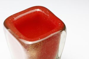 POLI FLAVIO (1900 - 1984) : Vaso rastremato a sezione quadrata sommerso in color rosso e foglia oro per Seguso vetri d�arte  - Asta Asta 376 | VETRI DI MURANO E DEL XX SECOLO E CERAMICHE - VETRI DI MURANO E FRANCESI, CERAMICHE Virtuale - Associazione Nazionale - Case d'Asta italiane