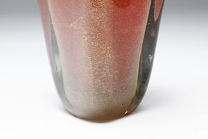 POLI FLAVIO (1900 - 1984) : Vaso rastremato a sezione quadrata sommerso in color rosso e foglia oro per Seguso vetri d�arte  - Asta Asta 376 | VETRI DI MURANO E DEL XX SECOLO E CERAMICHE - VETRI DI MURANO E FRANCESI, CERAMICHE Virtuale - Associazione Nazionale - Case d'Asta italiane