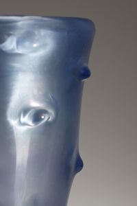 POLI FLAVIO (1900 - 1984) : Vaso in color bluino decorato a rilievi, superoficie irridata per Seguso Vetri d�arte  - Asta Asta 376 | VETRI DI MURANO E DEL XX SECOLO E CERAMICHE - VETRI DI MURANO E FRANCESI, CERAMICHE Virtuale - Associazione Nazionale - Case d'Asta italiane