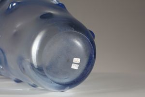POLI FLAVIO (1900 - 1984) : Vaso in color bluino decorato a rilievi, superoficie irridata per Seguso Vetri d�arte  - Asta Asta 376 | VETRI DI MURANO E DEL XX SECOLO E CERAMICHE - VETRI DI MURANO E FRANCESI, CERAMICHE Virtuale - Associazione Nazionale - Case d'Asta italiane