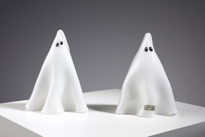 VETRERIA VISTOSI - Coppia di figure in vetro raffiiguranti fantasmi in vetro lattimo. Occhi a murrina nero e lattimo