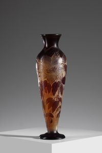 GALL� - Vaso in vetro doppio con decorazione di fogliame e clematidi in fiore nei toni del rosso finemente inciso ad acido su fondo arancione