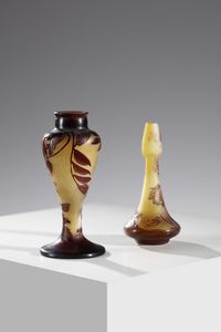 GALL� - Coppia di vasi in vetro doppio con decoro vegetale nei toni del bruno, finemente inciso ad acido su fondo verde