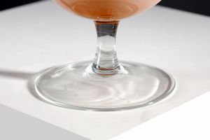 MANIFATTURA MURANESE : Vaso in vetro incamiciato rosa, base in vetro trasparente  - Asta Asta 376 | VETRI DI MURANO E DEL XX SECOLO E CERAMICHE - VETRI DI MURANO E FRANCESI, CERAMICHE Virtuale - Associazione Nazionale - Case d'Asta italiane