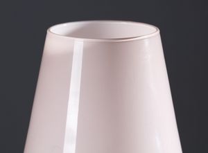 MANIFATTURA MURANESE : Vaso in vetro incamiciato rosa, base in vetro trasparente  - Asta Asta 376 | VETRI DI MURANO E DEL XX SECOLO E CERAMICHE - VETRI DI MURANO E FRANCESI, CERAMICHE Virtuale - Associazione Nazionale - Case d'Asta italiane