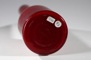 MANIFATTURA MURANESE : Vaso in vetro incamiciato rosso  - Asta Asta 376 | VETRI DI MURANO E DEL XX SECOLO E CERAMICHE - VETRI DI MURANO E FRANCESI, CERAMICHE Virtuale - Associazione Nazionale - Case d'Asta italiane