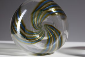 MANIFATTURA MURANESE : Coppia di vasi decorati a canne colorate. Superficie iridata  - Asta Asta 376 | VETRI DI MURANO E DEL XX SECOLO E CERAMICHE - VETRI DI MURANO E FRANCESI, CERAMICHE Virtuale - Associazione Nazionale - Case d'Asta italiane