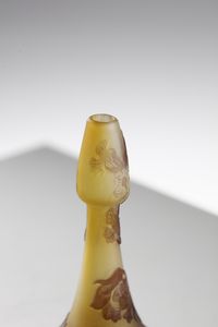 GALL� : Coppia di vasi in vetro doppio con decoro vegetale nei toni del bruno, finemente inciso ad acido su fondo verde  - Asta Asta 376 | VETRI DI MURANO E DEL XX SECOLO E CERAMICHE - VETRI DI MURANO E FRANCESI, CERAMICHE Virtuale - Associazione Nazionale - Case d'Asta italiane