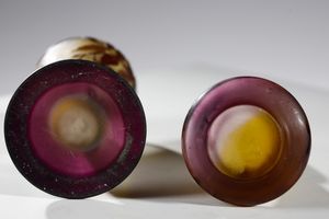 GALL� : Coppia di vasi in vetro doppio con decoro vegetale nei toni del bruno, finemente inciso ad acido su fondo verde  - Asta Asta 376 | VETRI DI MURANO E DEL XX SECOLO E CERAMICHE - VETRI DI MURANO E FRANCESI, CERAMICHE Virtuale - Associazione Nazionale - Case d'Asta italiane