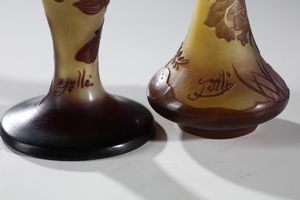 GALL� : Coppia di vasi in vetro doppio con decoro vegetale nei toni del bruno, finemente inciso ad acido su fondo verde  - Asta Asta 376 | VETRI DI MURANO E DEL XX SECOLO E CERAMICHE - VETRI DI MURANO E FRANCESI, CERAMICHE Virtuale - Associazione Nazionale - Case d'Asta italiane