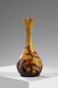 GALL - Vaso in vetro doppio, con decoro di foglie nei toni del bruno, finemente inciso ad acido su fondo bruno terra di Siena
