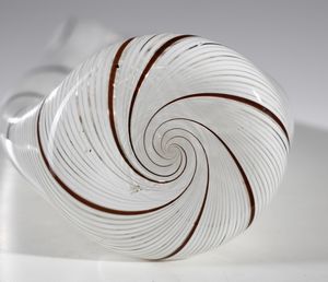 MANIFATTURA MURANESE : Vaso in vetro a canne lattimo e ametista  - Asta Asta 376 | VETRI DI MURANO E DEL XX SECOLO E CERAMICHE - VETRI DI MURANO E FRANCESI, CERAMICHE Virtuale - Associazione Nazionale - Case d'Asta italiane