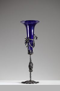 MANIFATTURA MURANESE - Vaso in vetro trasparente blu inserito in struttura in ferro battuto