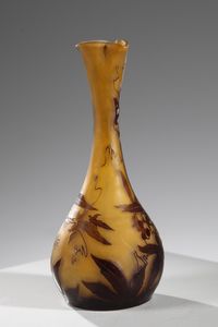 GALL� : Vaso in vetro doppio, con decoro di foglie nei toni del bruno, finemente inciso ad acido su fondo bruno terra di Siena  - Asta Asta 376 | VETRI DI MURANO E DEL XX SECOLO E CERAMICHE - VETRI DI MURANO E FRANCESI, CERAMICHE Virtuale - Associazione Nazionale - Case d'Asta italiane
