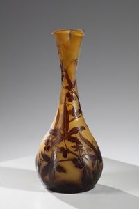 GALL� : Vaso in vetro doppio, con decoro di foglie nei toni del bruno, finemente inciso ad acido su fondo bruno terra di Siena  - Asta Asta 376 | VETRI DI MURANO E DEL XX SECOLO E CERAMICHE - VETRI DI MURANO E FRANCESI, CERAMICHE Virtuale - Associazione Nazionale - Case d'Asta italiane