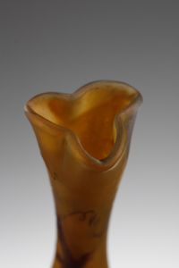 GALL� : Vaso in vetro doppio, con decoro di foglie nei toni del bruno, finemente inciso ad acido su fondo bruno terra di Siena  - Asta Asta 376 | VETRI DI MURANO E DEL XX SECOLO E CERAMICHE - VETRI DI MURANO E FRANCESI, CERAMICHE Virtuale - Associazione Nazionale - Case d'Asta italiane