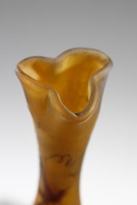 GALL� : Vaso in vetro doppio, con decoro di foglie nei toni del bruno, finemente inciso ad acido su fondo bruno terra di Siena  - Asta Asta 376 | VETRI DI MURANO E DEL XX SECOLO E CERAMICHE - VETRI DI MURANO E FRANCESI, CERAMICHE Virtuale - Associazione Nazionale - Case d'Asta italiane