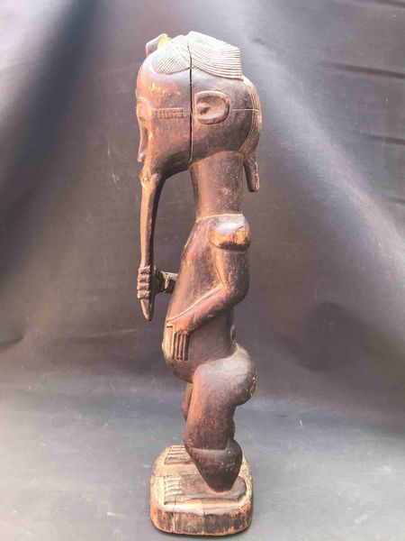 Scultura africana raffigurante personaggio stante dalla lunga barba  - Asta Oltre 300 lotti ad offerta libera - Associazione Nazionale - Case d'Asta italiane