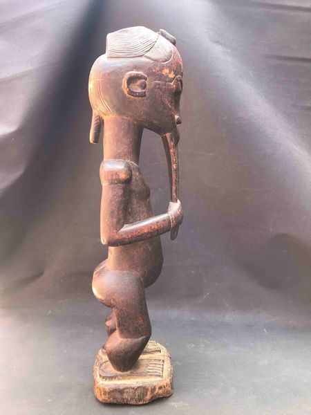 Scultura africana raffigurante personaggio stante dalla lunga barba  - Asta Oltre 300 lotti ad offerta libera - Associazione Nazionale - Case d'Asta italiane