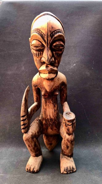 Arte africana. Personaggio seduto  - Asta Oltre 300 lotti ad offerta libera - Associazione Nazionale - Case d'Asta italiane