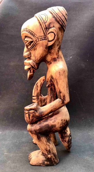 Arte africana. Personaggio seduto  - Asta Oltre 300 lotti ad offerta libera - Associazione Nazionale - Case d'Asta italiane