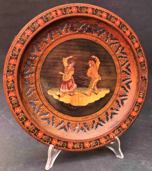 Vassoio in ulivo intagliato intarsiato e dipinto. Arte sorrentina, prima met� XX secolo  - Asta Oltre 300 lotti ad offerta libera - Associazione Nazionale - Case d'Asta italiane