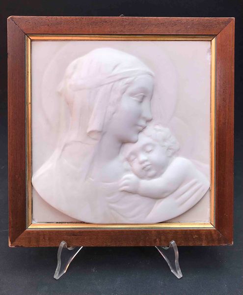Bassorilievo in marmo. Scultore italiano della prima met� del'900 Madonna  - Asta Oltre 300 lotti ad offerta libera - Associazione Nazionale - Case d'Asta italiane