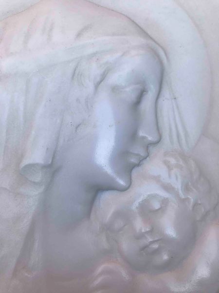 Bassorilievo in marmo. Scultore italiano della prima met� del'900 Madonna  - Asta Oltre 300 lotti ad offerta libera - Associazione Nazionale - Case d'Asta italiane