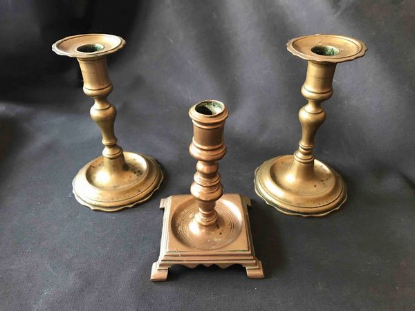 Tre antichi candelieri in bronzo  - Asta Oltre 300 lotti ad offerta libera - Associazione Nazionale - Case d'Asta italiane